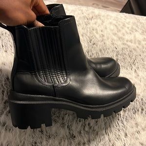 Black universal thread boots, very stylish only worn twice!